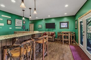 Grey Wolf Lodge with Hot Tub