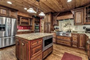 Grey Wolf Lodge with Hot Tub