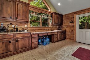 Grey Wolf Lodge with Hot Tub