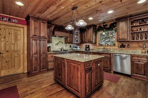 Grey Wolf Lodge with Hot Tub