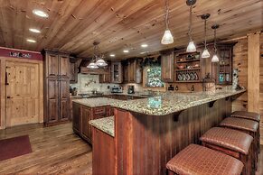 Grey Wolf Lodge with Hot Tub