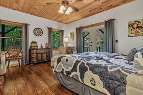 Grey Wolf Lodge with Hot Tub