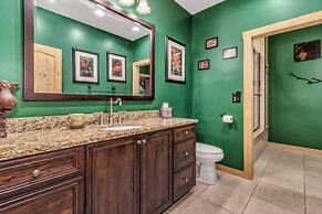 Grey Wolf Lodge with Hot Tub