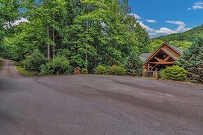 Grey Wolf Lodge with Hot Tub