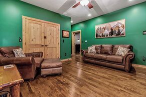 Grey Wolf Lodge with Hot Tub