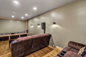 Grey Wolf Lodge with Hot Tub