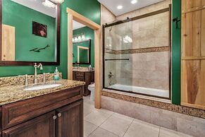 Grey Wolf Lodge with Hot Tub