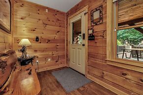 Grey Wolf Lodge with Hot Tub