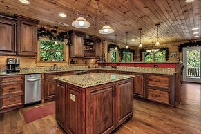 Grey Wolf Lodge with Hot Tub