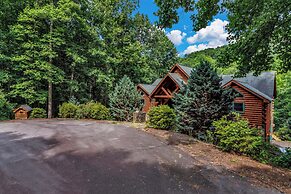 Grey Wolf Lodge with Hot Tub