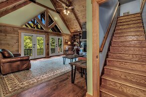 Grey Wolf Lodge with Hot Tub