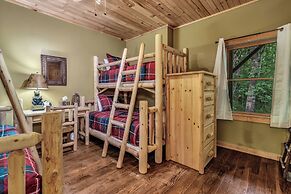 Grey Wolf Lodge with Hot Tub