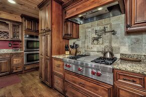 Grey Wolf Lodge with Hot Tub