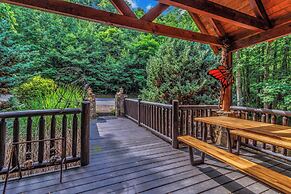 Grey Wolf Lodge with Hot Tub