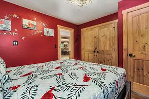 Grey Wolf Lodge with Hot Tub