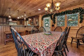 Grey Wolf Lodge with Hot Tub