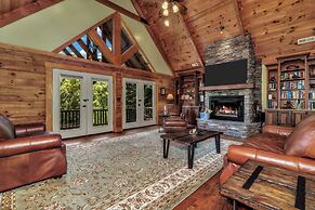 Grey Wolf Lodge with Hot Tub