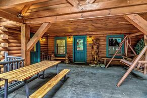 Grey Wolf Lodge with Hot Tub