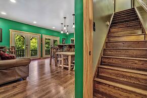 Grey Wolf Lodge with Hot Tub