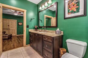 Grey Wolf Lodge with Hot Tub