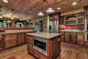 Grey Wolf Lodge with Hot Tub