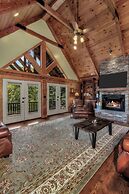 Grey Wolf Lodge with Hot Tub