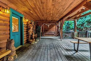 Grey Wolf Lodge with Hot Tub