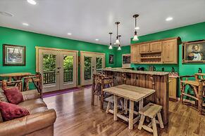 Grey Wolf Lodge with Hot Tub