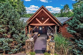 Grey Wolf Lodge with Hot Tub