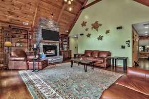 Grey Wolf Lodge with Hot Tub