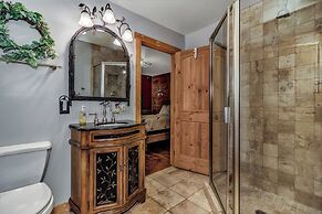 Grey Wolf Lodge with Hot Tub