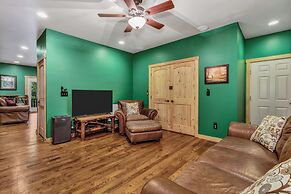 Grey Wolf Lodge with Hot Tub