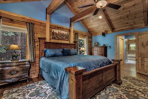 Grey Wolf Lodge with Hot Tub