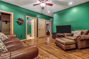 Grey Wolf Lodge with Hot Tub