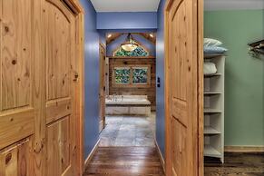 Grey Wolf Lodge with Hot Tub