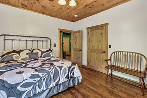 Grey Wolf Lodge with Hot Tub