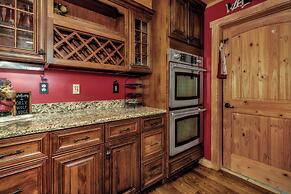 Grey Wolf Lodge with Hot Tub