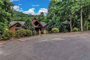 Grey Wolf Lodge with Hot Tub