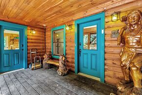 Grey Wolf Lodge with Hot Tub