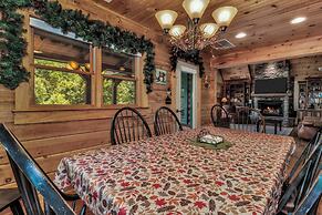 Grey Wolf Lodge with Hot Tub