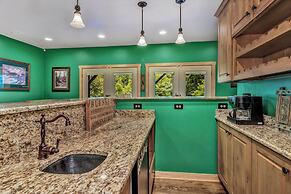 Grey Wolf Lodge with Hot Tub