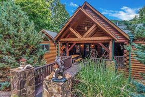 Grey Wolf Lodge with Hot Tub
