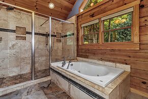 Grey Wolf Lodge with Hot Tub