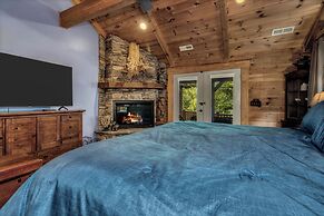 Grey Wolf Lodge with Hot Tub