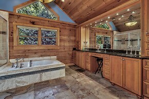 Grey Wolf Lodge with Hot Tub