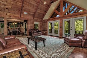 Grey Wolf Lodge with Hot Tub