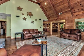 Grey Wolf Lodge with Hot Tub