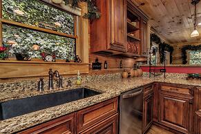 Grey Wolf Lodge with Hot Tub