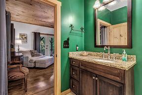 Grey Wolf Lodge with Hot Tub