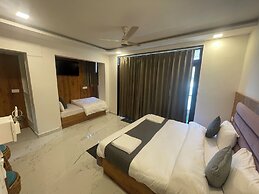 Maayaa inn by Ganges